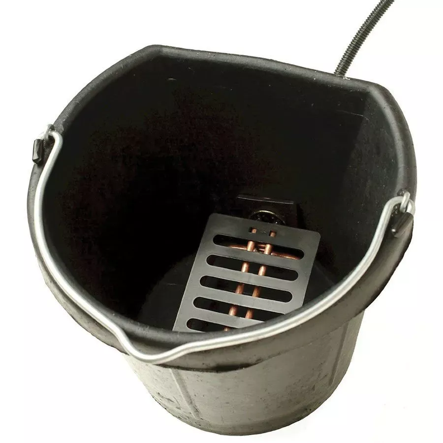 Farm Innovators 18 Quart Heated Flat-Back Rubber Bucket